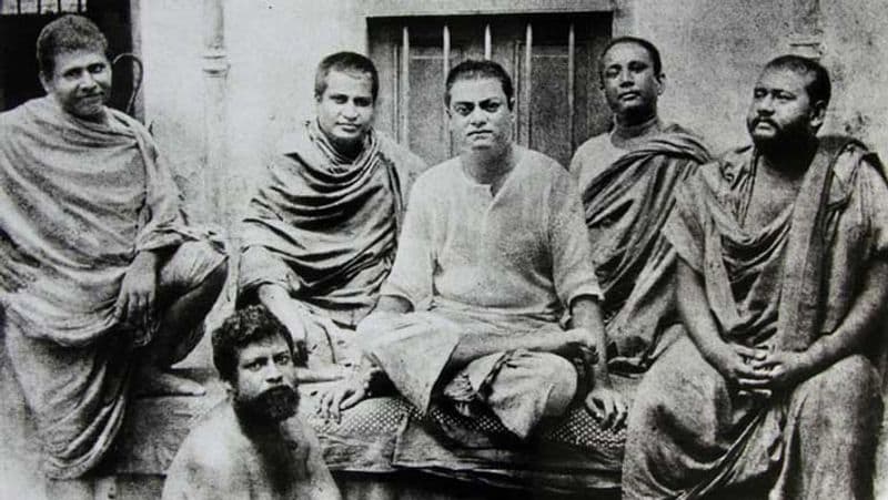 एक विदेश महिला ने स्वामीजी से शादी करने का प्रस्ताव रखा। स्वामीजी ने कहा कि वो तो संन्यासी हैं। महिला बोली कि वो उनके जैसा बेटा चाहती है। यह सुनकर स्वामीजी ने महिला से कहा कि ठीक है, आज से वे उसके बेटे हुए। महिला ने यह सुना, तो वो गदगद हो उठी।
(अपने अनुयायियों के साथ बीच में बैठे स्वामीजी)