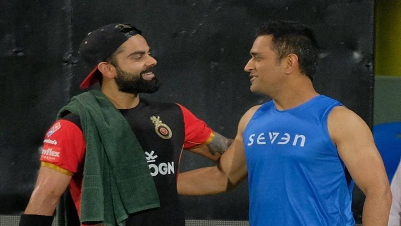 साक्षी और अनुष्का के साथ ही विराट और धोनी भी बहुत अच्छे दोस्त हैं। महेंद्र सिंह धोनी ने विराट कोहली की मुश्किल जगहों पर कई बार मदद की है। यही कारण है कि दोनों काफी अच्छे दोस्त हैं। और विराट भी एमएस धोनी को बड़े भाई की तरह मानते हैं।