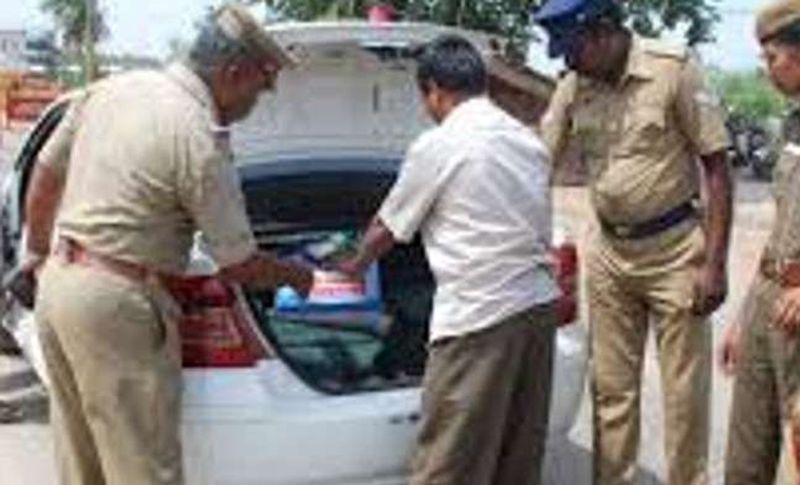 एंबुलेंस का खत्म हुआ पेट्रोल तो किराए पर ली कार
जिस वक्त आरोपी सादिक का अपहरण कर एंबुलेंस में जबरदस्ती डाल रहे थे तो मौके पर मौजूद एक युवक को कुछ अजीब सा लगा। उसने 100 नंबर डायल कर पुलिस को इसकी सूचना दे दी। जिसके बाद पुलिस ने जांच शुरू कर दी। इसी दौरान एंबुलेंस का पेट्रोल खत्म हो गया तो उन्होंने एक इनोवा कार किराए पर ले ली। जब आरोपी कार को लेकर पश्चिमी एक्सप्रेस हाईवे पर पहुंचे तो पुलिस ने नाकाबंदी करते हुए पांचों आरोपियों को गिरफ्तार कर लिया। (फोटो प्रतीकात्मक)
