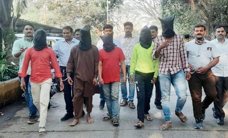 भाई की हत्या से दुखी थी बहन..लेना चहाती थी बदला
दरअसल, मुंबई पुलिस ने महिला समेत 5 लोगों को गिरफ्तार किया है। जहां बहन ने भाई के हत्यारे से बदला लेने के लिए पहले उसे हनी ट्रैप में फंसाया, फिर साथियों की मदद से उसे जंगल ले जाकर मार डालने की साजिश रची। लेकिन पुलिस ने हत्या करने से पहले ही आरोपियों को दबोच लिया।