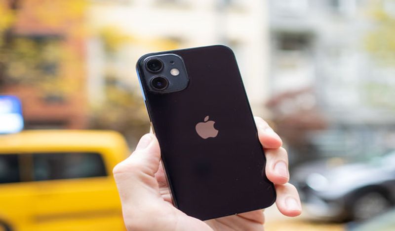 बात कैमरे की करें, तो iPhone 12 Mini में आपको ड्युअल रियर कैमरा मिलेगा। साथ ही इसका प्राइमरी कैमरा 12 MP अल्ट्रा वाइड है। साथ ही इसमें नाईट मोड के कई ऑप्शन दिए गए हैं। जो इसे वीडियोग्राफी के लिए भी बेस्ट बनाती है।
