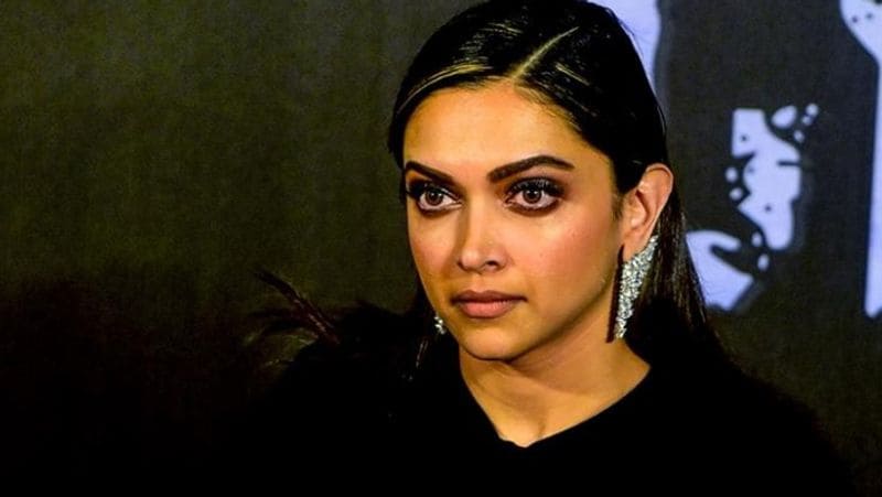 Thick brows
Thick or bushy brows are the hottest trend of the year. Use a brow pomade, powder, or a thick eyebrow pencil to make it look thick.
