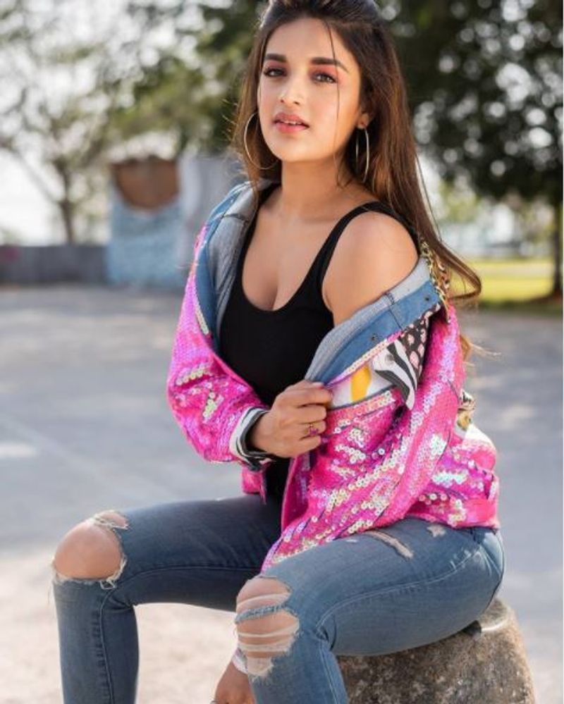 దక్షిణాదిన వరస సినిమాలతో దూసుకుపోతున్న ఇస్మార్ట్ బ్యూటీ నిధి అగర్వాల్. అందంతా ఒకేచోట పోగేసినట్లుగా ఉంటుంది. అయితే.. ఆమె అంత అందంగా మెరిసిపోవడానికి గల సీక్రెట్ ని ఇటీవల ఆమె స్వయంగా బయటపెట్టింది.