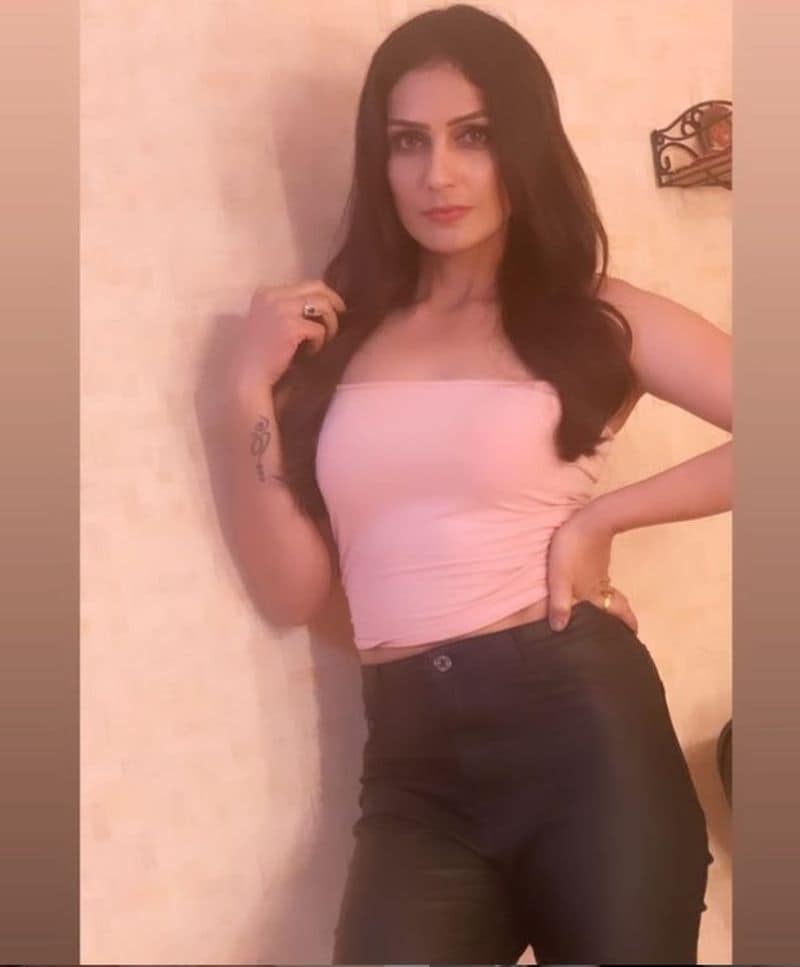 एक्ट्रेस पायस पंडित कह रही हैं कि कि आम आदमी पार्टी के साथ जुड़कर व देश के लिए और एजुकेशन चिकित्सा में काम करना चाहती हैं।
