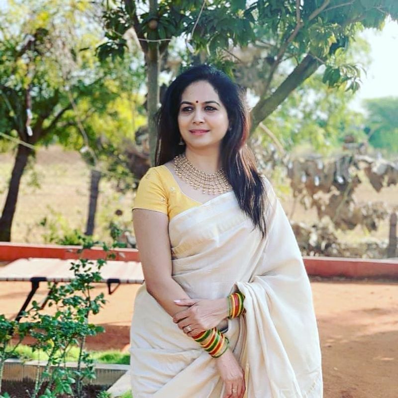దానికి కారణం హీరోయిన్ జీవితాలలో చాలా ఒడిడుకులు ఉంటాయి. వాటిని ఎదుర్కోవడం కష్టం. అందుకే హీరోయిన్ అవ్వాలన్న సాహసం చేయలేదని సునీత చెప్పుకొచ్చారు.