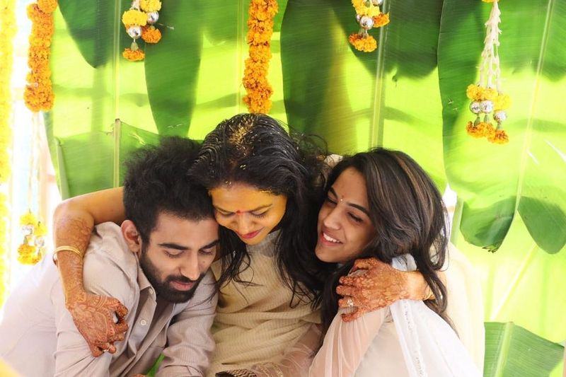 సింగర్ సునీత పెళ్లిపై కొందరు వెధవలు పనిగట్టుకొని కామెంట్స్ చేస్తున్నారని, రోజా కౌంటర్ విసిరారు. ఎవరి పర్సనల్ లైఫ్ వారికి ఉంటుంది. రెండో పెళ్లి నిర్ణయం సునీత వ్యక్తిగత విషయం.. దానిని విమర్శించే హక్కు ఎవరికీ లేదని ఆమె ఘాటు సమాధానం చెప్పారు.