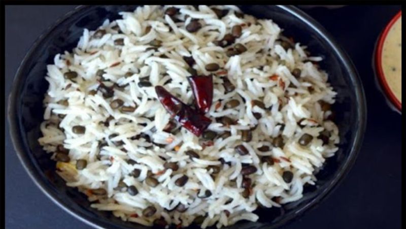इस बार संक्रांति पर आप एक खास खिचड़ी बना सकते हैं। इसे बनाने के लिए आपको 200 ग्राम चावल, 150 ग्राम उड़द की छिलके वाली, 2 बड़े चम्मच घी, नमक स्वादानुसार, हरा धनियां, हींग, जीरा, हरी मिर्च, अदरक, हल्दी पाउडर और मटर की जरुरत पडेगी।