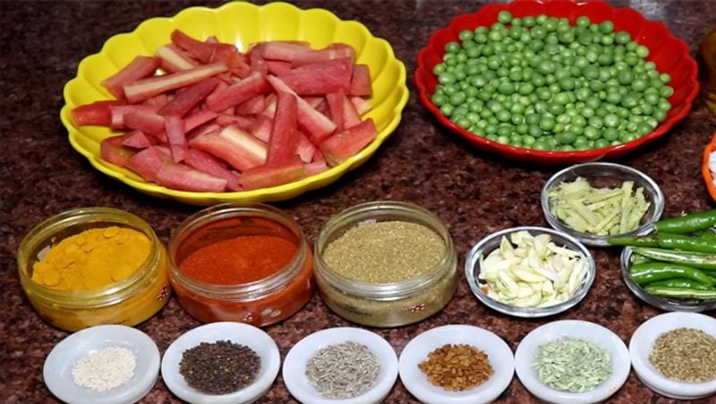 आप चाहे तो इसमें वेजीटेबल का ट्विस्ट देने के लिए फ्रेंच बींस, गाजर, शिमला मिर्च, आलू और टमाटर का इस्तेमाल भी कर सकते हैं। इससे इसका स्वाद तो बढ़ेगा ही, साथ ही बच्चे जो सब्जी नहीं खाते है, वो भी आसानी से खा लेंगे।