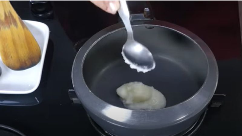 पानी में अच्छी तरह भीग जाने के बाद चावल और दाल को 2-3 बार साफ पानी से धो लें। इसके साथ ही गैस पर एक कूकर में 2 चम्मच घी डालकर चढ़ा दें। याद रहे कि घी के साथ आधा चम्मच तेल भी डालें, नहीं तो घी जल जाएगा।