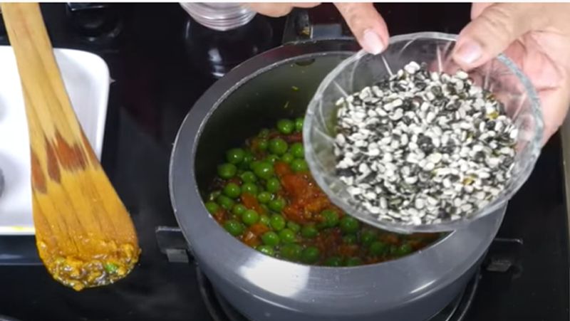अब इसके बाद इसमें दाल डालकर 2 - 3 मिनट तक अच्छी तरह से भुनें। दाल भुनने के बाद चावल डालें और हल्के हाथ से चलाए, नहीं तो चावल टूट सकते है। दाल और चावल को 2 मिनट के लिए और पका लें।