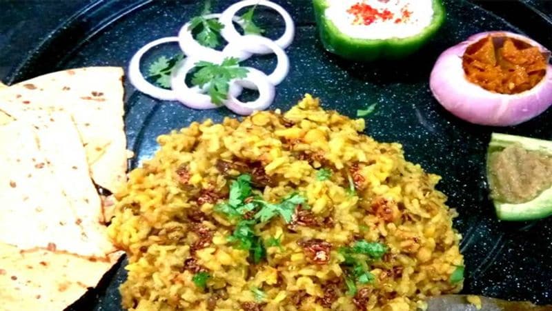 तैयार की गई उड़द दाल खिचड़ी को घी, पापड़ और आचार के साथ गर्म-गर्म परोसें। 