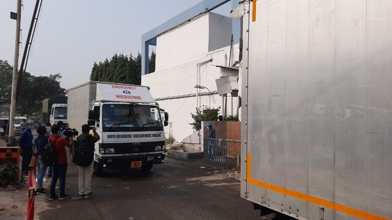 भारत सरकार ने सीरम इंस्टीट्यूट ऑफ इंडिया को 1.1 करोड़ डोज का आधिकारिक ऑर्डर दिया। इसके बाद मंगलवार से ही वैक्सीन की सप्लाई शुरू हुई है, सीरम इंस्टीट्यूट से देश के 13 स्थानों पर ये वैक्सीन की सप्लाई की जा रही है। इनमें दिल्ली, गुजरात जैसे राज्य भी शामिल हैं। 