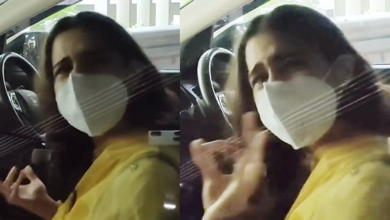 सारा के पीछे-पीछे कैमरामैन भी उनकी कार तक पहुंच गए। सभी सारा को मास्क हटाने के लिए कहने लगे। हालांकि, सारा इसके लिए तैयार नहीं हुई। फिर भी फोटोग्राफर्स उनकी पीछा छोड़ने के लिए तैयार हुए।