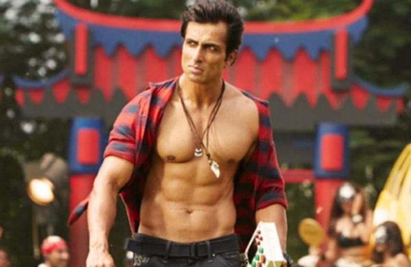 सोनू सूद फिटनेस डाइट (Sonu Sood Fitness Diet)
सोनू बताते हैं कि मैं वेजिटेरियन हूं। मेरा हर मील अलग होता है, क्योंकि मैं 5-6 मील लेता हूं जिनमें 3 हैवी मील होती हैं। मैं फल और मखाने हमेशा अपने पास रखता हूं। वे प्रोटीन के लिए ऐग खाते हैं। इसके साथ ही साबूत अनाज (गेहूं, जौ, चावल, चने, मसूर) और दाल भी उनकी डाइट में शामिल है।