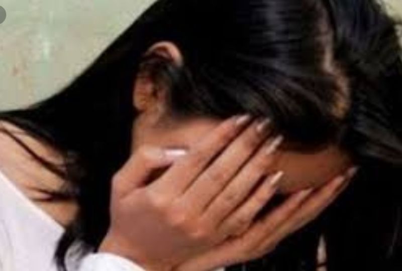 ऐसे खुला पूरा राज
पुलिस संजय की पत्नी रिंकी से पूछताछ की, जिसमें पता चला कि हत्या से ठीक पहले जिस नंबर से संजय लगातार बात कर रहा था, उसी नंबर पर पिछले कुछ दिनों से संजय की पत्नी रिंकी व्हाट्सअप कॉलिंग कर रही थी। जिससे संदेह वश पुलिस ने उसे हिरासत में ले लिया। मगर, सच सामने आ गया। आरोपी पत्नी रिंकी को गिरफ्तार कर जेल भेज दिया है। लेकिन, अमित कौन है को लेकर परेशान है।
(प्रतीकात्मक फोटो)