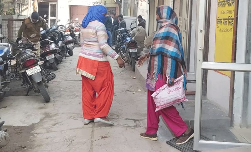 बता दें कि फिलहाल 19 वर्षीय पीड़िता की मां सिहानी गेट इलाके की सोसायटी में काम करती है। यहीं पर गार्ड की नौकरी करने वाले शख्स के कहने पर उसकी मां ने बेटी के लिए मुरादनगर के एक लड़के को पसंद कर 2020 में शादी करा दी थी। (सभी फोटो साभार- आजतक)