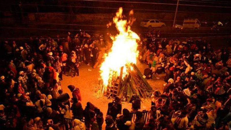 उत्तर भारत के साथ-साथ पूरे देश में लोहड़ी का पर्व बड़े ही धूम-धाम के साथ मनाया जाता है। हर जगह लोहड़ी को अलग-अलग जगहों पर अलग-अलग नाम से बुलाया जाता है। पंजाब के कुछ इलाकों में इसे लोई भी कहते हैं, तो कुछ जगहों पर इसको लोह और तिलोड़ी भी कहा जाता है।