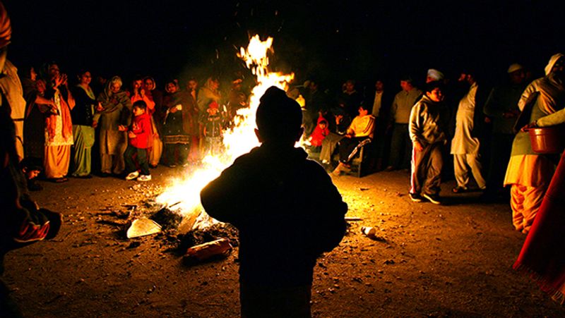 जी हां, लोहड़ी पर दुल्ला भट्टी की लोककथा बहुत मशहूर है। दुल्ला भट्टी मुगल शासकों के समय का एक बहादुर योद्धा था। मुगल शासक एक गरीब ब्राह्मण की दो लड़कियों सुंदरी और मुंदरी के साथ विवाह करना चाहता था, जबकि उनका विवाह पहले से कहीं और तय था। दुल्ला भट्टी ने लड़कियों को मुगल शासक के चंगुल से छुड़वाकर उनकी शादी करवाई। उस समय उसके पास और कुछ नहीं था, इसलिए एक शेर शक्कर उनकी झोली में डाल कर उन्हें विदा किया। दुल्ला भट्टी की कहानी को आज भी पंजाब के लोक-गीतों में सुना जा सकता है।