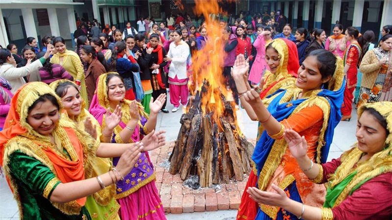 इस साल का पहला त्योहार पूरे देश में बड़े धूमधाम से मनाया जा रहा है। हर्षोल्लास से भरा, जीवन में नई स्फूर्ति, एक नई उर्जा, आपसी भाईचारे को बढ़ाने के लिए लोहड़ी का त्यौहार मनाया जा रहा है। 