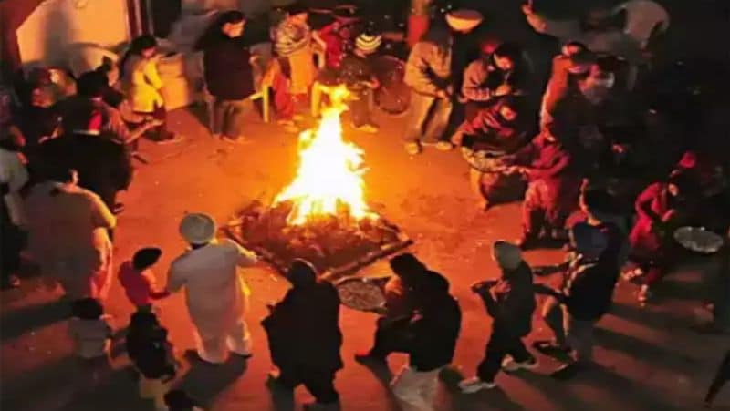 लोहड़ी पर कई सारी कहानियां सुनाई जाती है। लोहड़ी का संबंध भगवान कृष्ण से भी है। एक अन्य कथा के अनुसार भगवान कृष्ण को मारने के लिए कंस ने लोहित नाम की राक्षसी को नंदगांव भेजा था। उस समय लोग मकर संक्रांति के पर्व को मनाने की तैयारियां कर रहे थे। लोहिता श्रीकष्ण को मारने पहुंची तो भगवान ने ही राक्षसी का वध कर दिया। इस वजह से मकर संक्रांति से एक दिन पहले लोहड़ी का पर्व मनाया जाने लगा।