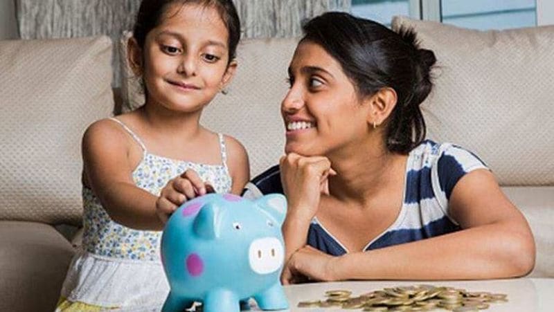सुकन्या समृद्धि योजना (SSY) के तहत अकाउंट खोलने के लिए फॉर्म के साथ बेटी का जन्म प्रमाण पत्र जमा कराना होता है। इसके अलावा बच्ची के माता-पिता का पहचान पत्र और आवास प्रमाण पत्र भी जमा करना पड़ता है। बता दें कि यह योजना काफी लोकप्रिय है। (फाइल फोटो)