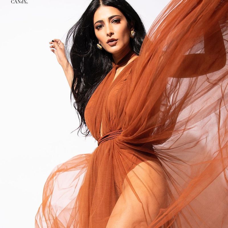 Singing in Bollywood
Did you know the song 'Joganiya' in the movie Tevar starring Sonakshi Sinha and Arjun Kapoor is sang by Shruti Haasan? That was her debut singing in Bollywood movies.