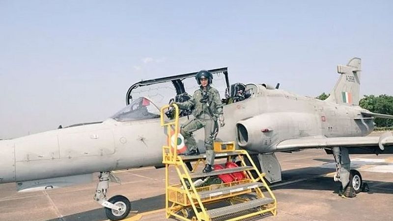 साल 2015 में सरकार ने इंडियन एयरफोर्स (Indian Airforce) में महिला पायलट फाइटर्स को शामिल किए जाने की स्वीकृति दी थी। भावना कंठ, मोहना सिंह और अवनि चतुर्वेदी ने महिला फाइटर्स पायलट के पहले बैच को ट्रेनिंग दी थी। महिला पायलटों को फाइटर प्लेन उड़ाने की अनुमति दिए जाने का निर्णय 5 साल के एक्सपेरिमेंटल बेसिस पर लिया गया था।