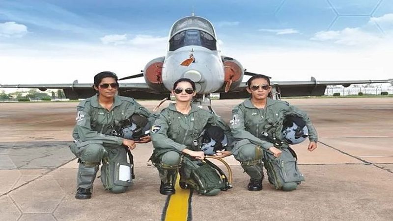 अब तक 10 महिला ऑफिसर्स को इंडियन एयरफोर्स के फाइटर स्ट्रीम में कमीशन दिया गया है। यह जानकारी रक्षा राज्य मंत्री श्रीपद नायक ने पिछले साल सितंबर में संसद में दी थी। राज्य सभा में एक लिखित उत्तर में रक्षा राज्य मंत्री ने कहा था कि इंडियन एयरफोर्स में 1 सितंबर, 2020 तक महिला ऑफिसर्स की संख्या 1,875 थी। फिलहाल, 111 महिला पायलट इंडियन एयरफोर्स में सेवा दे रही हैं। इनमें ट्रांसपोर्ट प्लेन और हेलिकॉप्टर उड़ाने वाली महिला पायलट भी शामिल हैं।