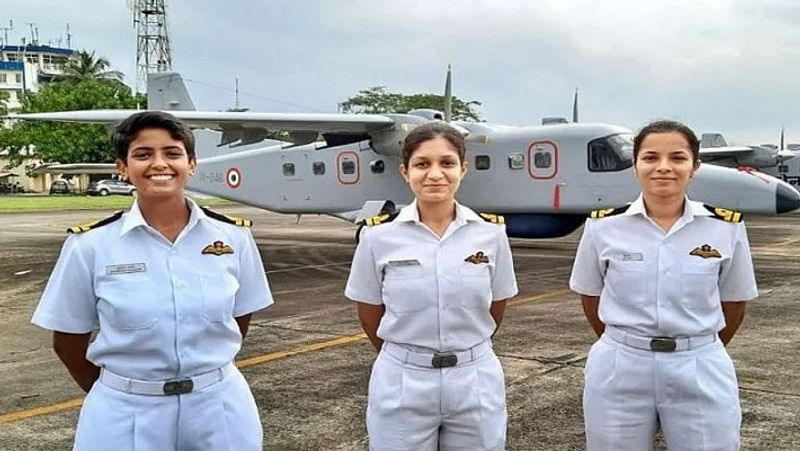 भारतीय जल सेना (Indian Navy) में पिछले साल अक्टूबर में महिला पायलटों का पहला बैच डोर्नियर विमानों (Dornier Aircrafts) की उड़ानों में शामिल हुआ। इन्हें कोच्चि के साउदर्न नेवल कमांड के और दूसरे अभियानों में भी शामिल किया गया। इनमें से 3 महिला पायलटों को ट्रेनिंग के बाद डिग्री दी गई। यह ट्रेनिंग डोर्नियर ऑपरेशनल फ्लाइंग ट्रेनिंग कोर्स के तहत दी गई। भारतीय जल सेना में अभी कोई महिला फाइटर पायलट नहीं है, जबकि हेलिकॉप्टर्स पर ऑब्जर्बर के तौर पर उनकी बहाली की गई है।