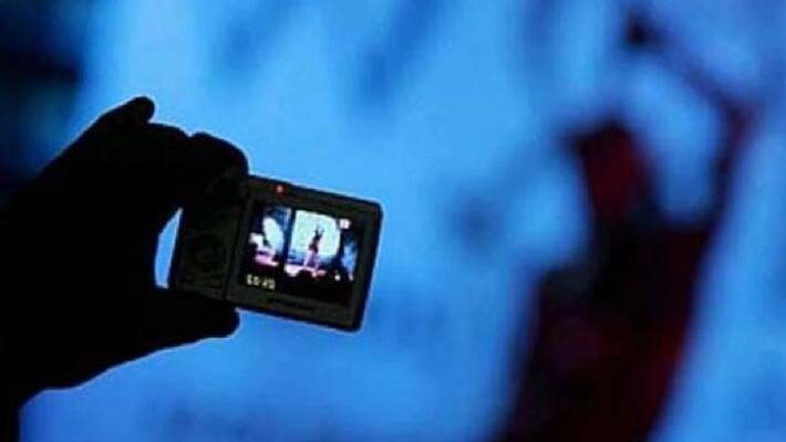 Government doctor records nurse taking bath, blackmails her for sexual favour Uttar Pradesh mah Government doctor records nurse taking bath, blackmails her for sexual favour Uttar Pradesh mah