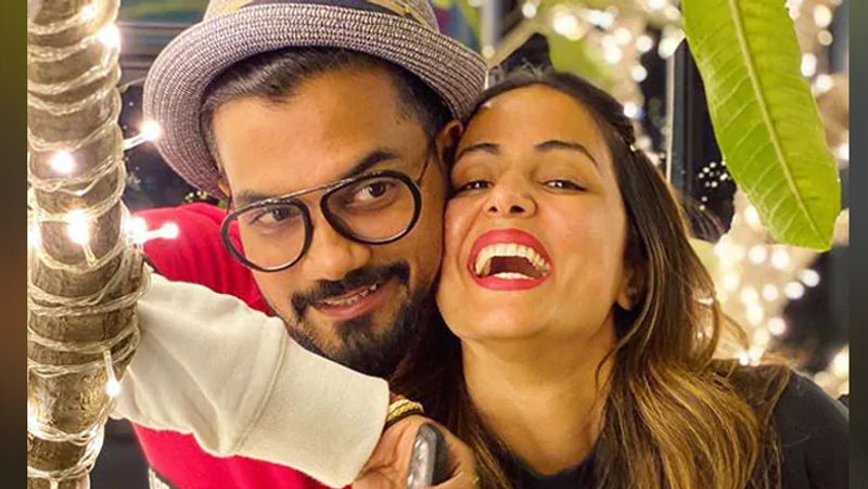 बता दें कि हिना और रॉकी जायसवाल एक-दूसरे को लंबे टाइम से डेट कर रहे हैं। दोनों एक दूसरे को लेकर काफी पजेसिव हैं। दोनों की मुलाकात टीवी शो 'ये रिश्ता क्या कहलाता है'(2009) के सेट पर हुई थी। हिना खान ने रॉकी जायसवाल के साथ अपने रिश्ते को बिग बॉस के दौरान कबूला था, जब रॉकी ने एक स्पेशल टास्क के दौरान घर में एंट्री ली थी।