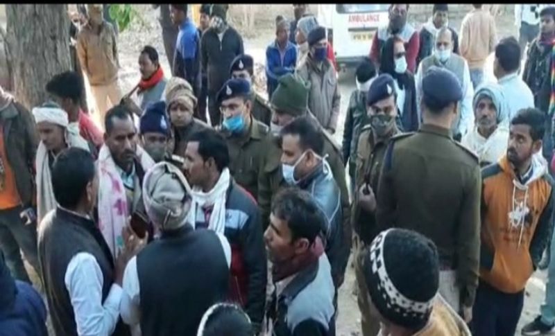 मामला सामने आने पर जिला पुलिस ने एक्शन लेते हुए मानपुरा गांव के ही दोनों आरोपी बाप बेटे गिर्राज किरार और उसके बेटे राजू किरार गिरफ्तार कर लिया है। बताया जाता है कि यह दोनों अन्य कई लोगों के साथ मिलकर अपने खेत में जहरीली शराब को बनाते थे। इसके लिए इन्होंने बाकायदा एक फैक्ट्री भी लगा रखी थी। 