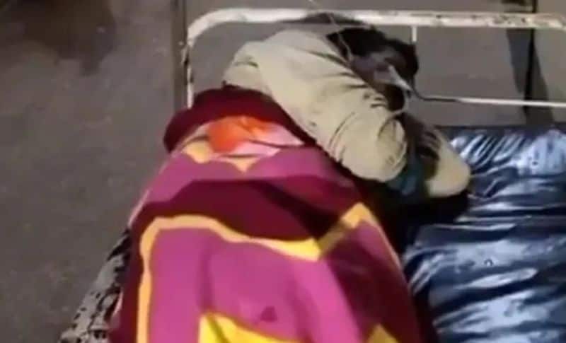 पुलिस को मिली जानकारी के मुताबिक, इस कारोबार में गांव का ही राजू त्यागी नाम का युवक खेत में अवैध देशी शराब को प्लास्टिक के क्वार्टरों में भरकर पैक कर मानपुर, विसंगपुर, छैरा, सुमावली के इलाकों में सप्लाई करता था।
