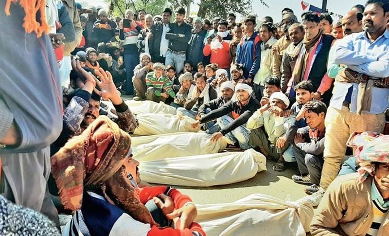 सिर्फ मुरैना जिले के मानपुर गांव और पहवाली गांव में मातम पसरा हुआ है, हर तरफ मौत की चीखें सुनाई दे रही हैं। आलम यह कि लोग घरों के सामने शव रखे बिलख रहे हैं। बता दें कि पहावली गांव में तो इस जहरीली शराब के चलते दो सगे भाइयों की मौत हुई है। दो दिन हो जाने के बाद इन दोनों गांव के कई घरों में चूल्हा तक नहीं जला है। कहीं कोई पति के जाने का दुख मना रहा है तो कहीं कोई पिता की मौत में रोए जा रहा है।