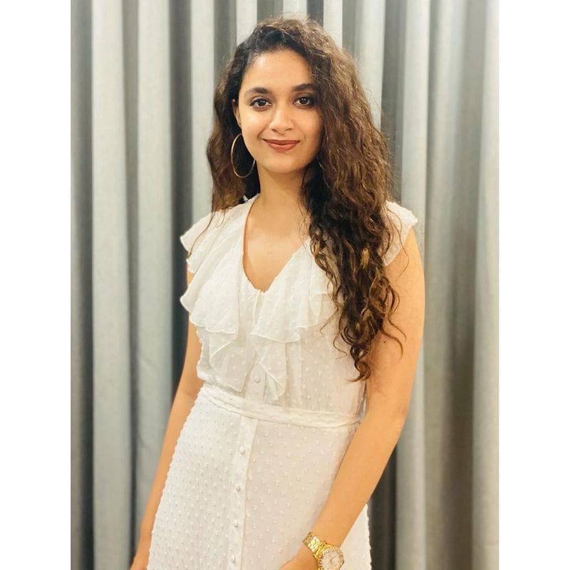 கொழு, கொழு லுக்கில் இருந்து ஸ்லிம் லுக்கிற்கு மாறியுள்ள கீர்த்தி சுரேஷ் இப்போது எந்த உடையாக இருந்தாலும் அதற்கு கச்சிதமாக பொருந்துகிறார்.