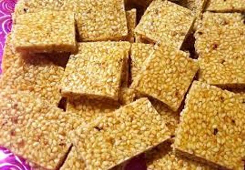 Til Ki Chikki – Harayana: As we discussed before, sesame (or til) is an important component of Sakranti celebrations. It helps keep our body warm and replenishes it with many added health benefits. Chikki is a kind of a sweet brittle candy that is made with jaggery and til, here's an easy recipe that will fascinate you. It is popular across Harayana, Delhi and Punjab.