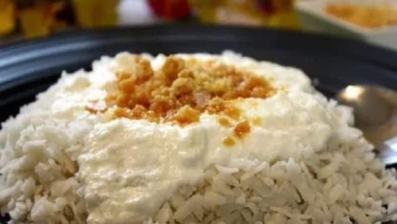Dahi Chura Gur – Bihar: This breakfast dish from Bihar that is essentially made with just three ingredients, yogurt, flattened rice flakes or chivda, and jaggery is one of the iconic recipes of Bihar as it is consumed on the day of Makar Sankranti with much fervour. Ingredients like jaggery and even sesame are very significant to this festival, as they help you transition from bitter cold weather to slightly warmer one.
