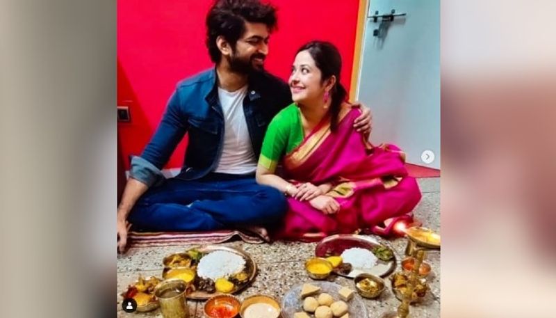 তাঁদের আইবুড়োভাতের পর্ব যেন শেষ হওয়ার নামই নিচ্ছে না। একের পর এক কাছের মানুষদের থেকে আইবুড়ভাত পেয়েই চলেছেন হবু দম্পতি।