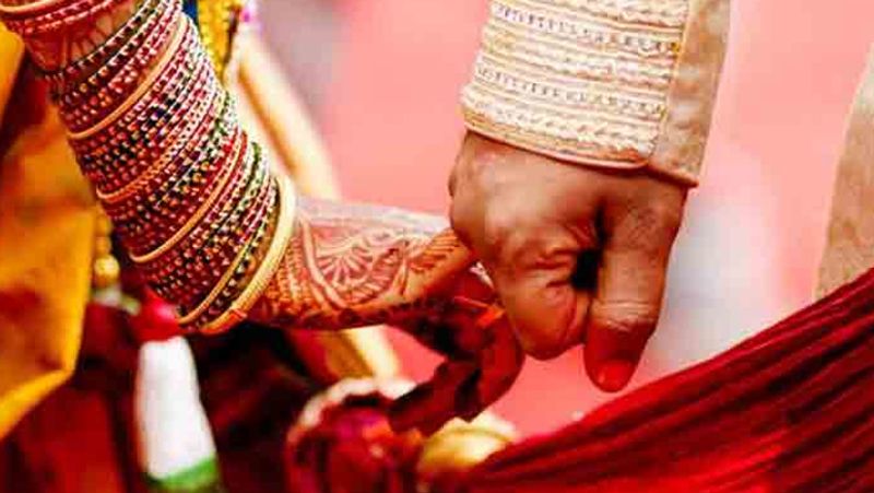 ಮದುವೆಯಂತಹ ದೊಡ್ಡ ಜವಾಬ್ದಾರಿಗೆ ನೀವು ಸಿದ್ಧರಾಗದ ಹೊರತು ಭಾವನೆಗಳಿಂದ ದೂರಹೋಗಬೇಡಿ ಮತ್ತು ನಿರ್ಧಾರಗಳನ್ನು ತೆಗೆದುಕೊಳ್ಳಬೇಡಿ. ಹೀಗೆ ಮಾಡುವುದರಿಂದ ನಿಮ್ಮ ಮತ್ತು ಅವರ ಸಂಬಂಧವನ್ನು ಹಾಳಾಗಬಹುದು. ಮೊದಲು ಸಹೋದರಿಯರಿಗೆ ಮದುವೆ ಮಾಡುವಂತೆ ಹೇಳಿ, ಇದರಲ್ಲಿ ತಪ್ಪೇನಿಲ್ಲ ಎಂದು ಮನವರಿಕೆ ಮಾಡಿಕೊಡಿ. 