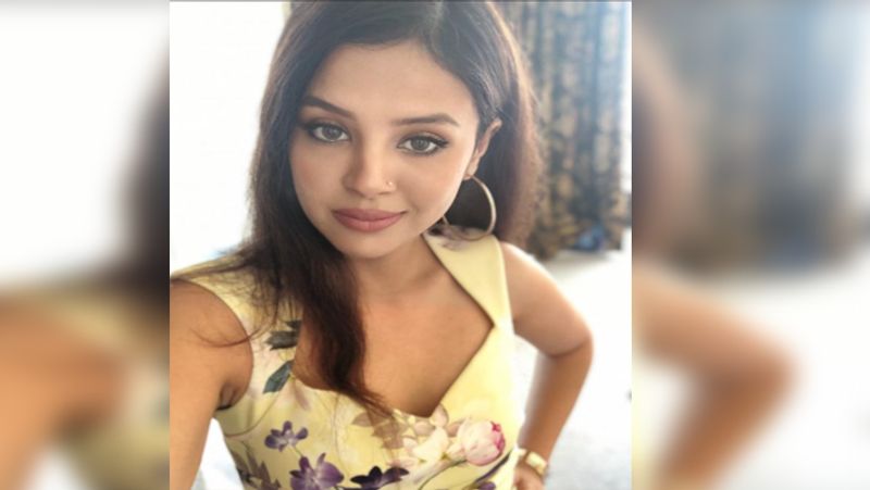 हाल ही में साक्षी ने अपनी एक बेहद ही खूबसूरत फोटो इंस्टग्राम पर शेयर की है, जिसमें वह यलो कलर की ड्रेस पहने कमाल लग रही हैं। कानों में बड़े से कुंडल पहने और स्माइलिंग फेस के साथ उनकी ये फोटो सोशल मीडिया पर खूब वायरल हो रही है।