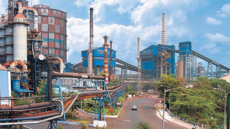 पहले जानते हैं टाटा स्टील के बारे में
टाटा स्टील पहले टाटा आयरन एंड स्टील कंपनी लिमिटेड(टिस्को) के नाम से जानी जाती थी। यह भारत की प्रमुख स्पात यानी स्टील कंपनी है। इसके कारखाने की स्थापना 1907 में जमशेदपुर में की गई थी। इसे दुनिया की टॉप-5 स्टील कंपनियों में माना जाता है। टाटा स्टील की भारत में कच्चे स्टील के उत्पादन की क्षमता करीब 1.96 करोड़ टन है।