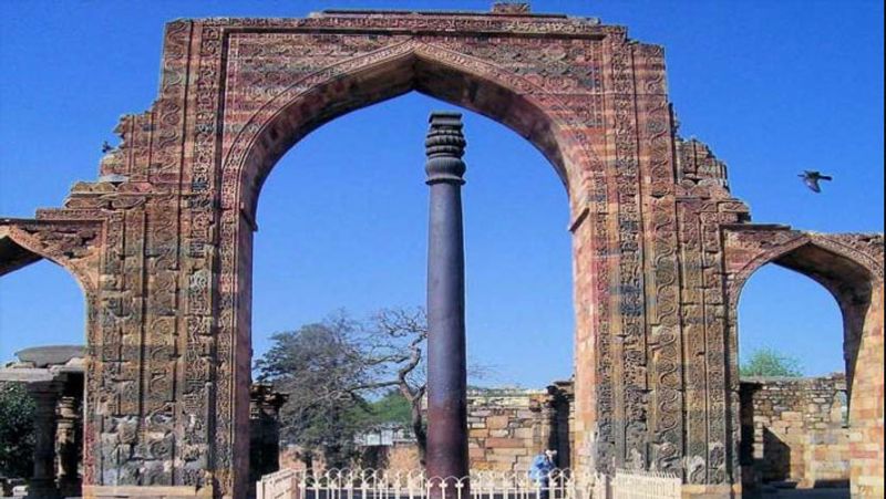 दुनिया का सबसे चमत्कारी लोहा दिल्ली को लौह स्तम्भ है। यह कुतुब मीनार के निकट स्थित है। कहते हैं कि इसका निर्माण गुप्त राजवंश के राजा चंद्रगुप्त विक्रमादित्य ने (शासनकाल 375-412) ने कराया था। हालांकि कुछ विशेषज्ञ इसे 912 ईपूर्व का मानते हैं। इस स्तम्भ की ऊंचाई करीब 7 मीटर है। इस स्तम्भ में लौहे की मात्रा 98 प्रतिशत है। कहते हैँ कि इसे कभी जंग नही लगती। आपको बता दें कि स्टील को भी जंग नहीं लगती। यही वजह है कि यह इस समय भवन-पुल, हवाई जहाज से लेकर गाड़ियां बनाने की नंबर-1 धातु है।
