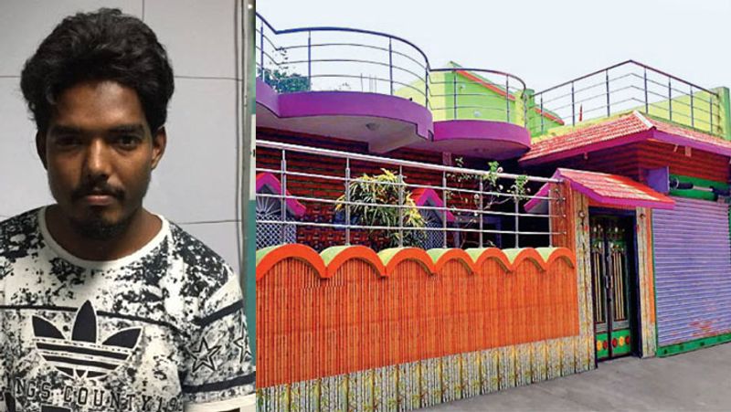 जामताड़ा के बदनाम होने की कहानी 10 साल पहले हुई। यहां के गांव सिंदरजोरी का रहने वाला ठगों का सरगना सीताराम मंडल काम की तलाश में मुंबई आया था। वहां वह किसी मोबाइल रिसार्च की दुकान पर काम करने लगा। यहां उसने जाली सिमकार्ड के जरिये ठगी का तरीका अपनाया। जब वो अपने गांव लौटा, तो उसने लोगों को कभी बैंक मैनेजर, तो कभी किसी कंपनी का प्रतिनिधि बताकर एटीएम नंबर, ओटीपी और CVV नंबर लेकर पैसे उड़ाना शुरू कर दिए। हालांकि यह पकड़ा गया, पर जमानत पर छूट आया। इसके बाद सीताराम ने गांव के युवकों को ठगी की ट्रेनिंग देना शुरू कर दी। माना जाता है कि यह 400 युवाओं का ठगी की ट्रेनिंग दे चुका है।
(ठगों का उस्ताद सीताराम और उसका घर)