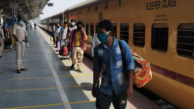 जामताड़ा पहले भी अपराधों के लिए कुख्यात रहा है। कुछ अर्से पहले यहां नशीला पदार्थ मिलाकर यात्रियों को लूटने की घटनाएं होती थीं। लेकिन साइबर क्राइम अब यहां का सबसे बड़ा अपराध बन गया है। 20 साल तक यहां मालगाड़ियों की वैगन ब्रेकिंग की घटनाएं भी खूब हुईं।
