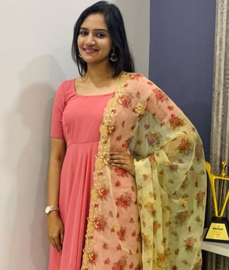 ಶೂಟಿಂಗಿನಲ್ಲಿರಲಿ, ರೂಮಿನಲ್ಲಿರಲಿ ಒಳಗೂ ಸೆಕೆ, ಹೊರಗೂ ಸೆಕೆ. ಬೆಂಗಳೂರಿನ ತಂಪಿನಲ್ಲಿ ಇದ್ದವರಿಗೆ ಒಂಥರ ಅಸಹನೀಯ ಅನುಭವ. ಅದು ಬಿಟ್ರೆ ಹೊಸ ಲೊಕೇಶನ್. ಬೆಂಗಳೂರಲ್ಲಿ ಒಂದೇ ಮನೆಯಲ್ಲಿ ದಿನಾ ಶೂಟಿಂಗ್ನಲ್ಲಿ ಭಾಗವಹಿಸುತ್ತಿದ್ದವರಿಗೆ ಇಲ್ಲಿ ಒಂಥರಾ ಭಿನ್ನ ಅನುಭವ.