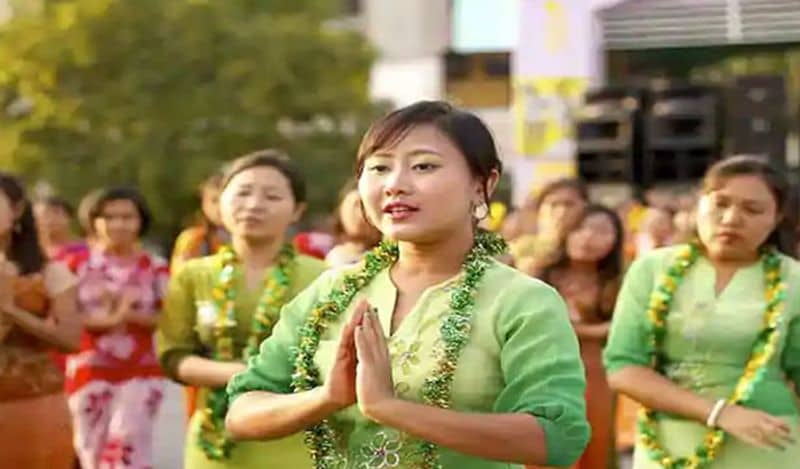 म्यांमार में बौद्ध धर्म के लोग मकर संक्रांति मनाते हैं। इसे यहां थिनज्ञान के बुलाया जाता है। यह त्योहार तीन से चार दिन तक चलता है। इसे न्यू ईयर की ख़ुशी में भी मनाया जाता है। 
