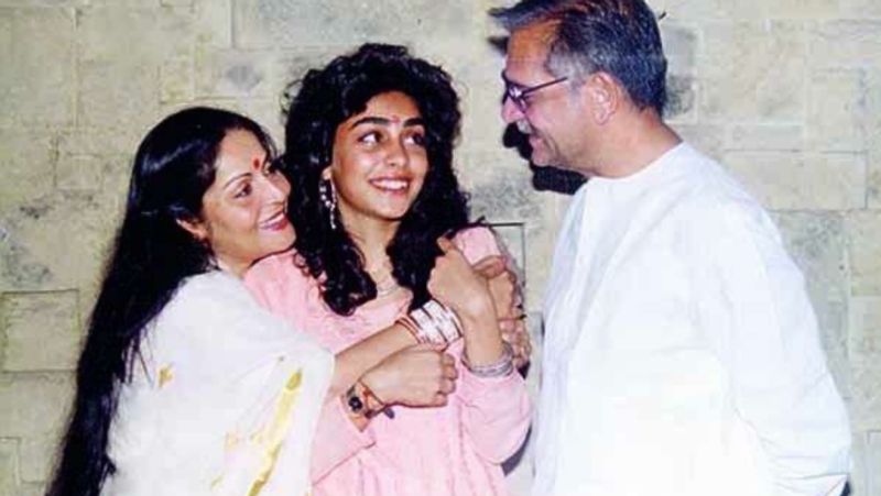 एक बार गुलजार ने राखी को सबके सामने थप्पड़ मार दिया। इस घटना के बाद राखी ने फैसला किया कि वे फिल्मों में काम करना नहीं छोड़ेगी। इसी दौरान उन्हें फिल्म कभी-कभी मिली, पति के मना करने के बाद भी राखी नहीं मानी और वे इस फिल्म में काम करने के लिए गुलजार को छोड़कर चली गई। 