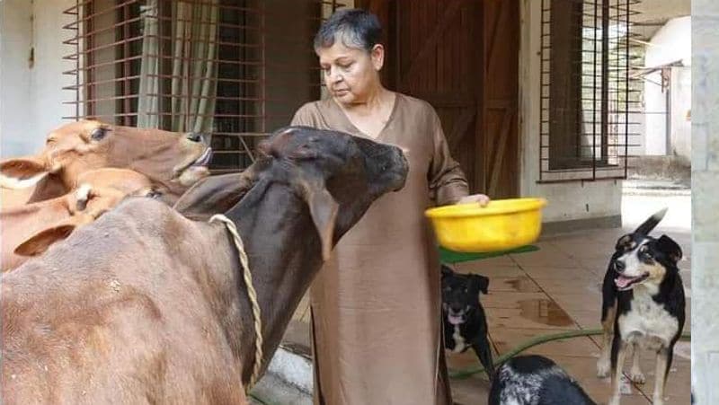 वैसे, राखी की प्रोफेशनल लाइफ जितनी सफल रही उतनी उनकी पर्सनल लाइफ कामयाब नहीं पो पाई। 1973 में राखी ने गुलजार से शादी की। गुलजार चाहते थे कि शादी के बाद राखी फिल्में छोड़ दें, लेकिन वे फिल्मों में काम करना चाहती थी। इसी बात को लेकर दोनों में झगड़े शुरू हुए।