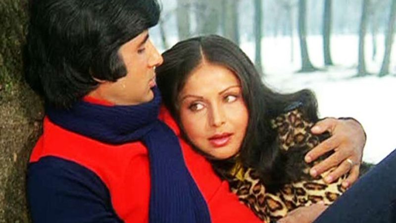 एक रिपोर्ट के अनुसार गुलजार की निर्देशित फिल्म आंधी की शूटिंग के बाद फिल्म की यूनिट पार्टी कर रही थी। इस फिल्म में लीड स्टार सुचित्रा सेन और संजीव कुमार थे। पार्टी में संजीव कुमार नशे की हालत में सुचित्रा के करीब जाने की कोशिश कर रहे थे। इसके बाद गुलजार, सुचित्रा को उनके कमरे में छोड़ने जा रहे थे, उसी वक्त राखी वहां पहुंच गई। गुलजार को सुचित्रा के साथ देखकर राखी गुस्सा हो गई और दोनों के बीच लड़ाई हो गई।