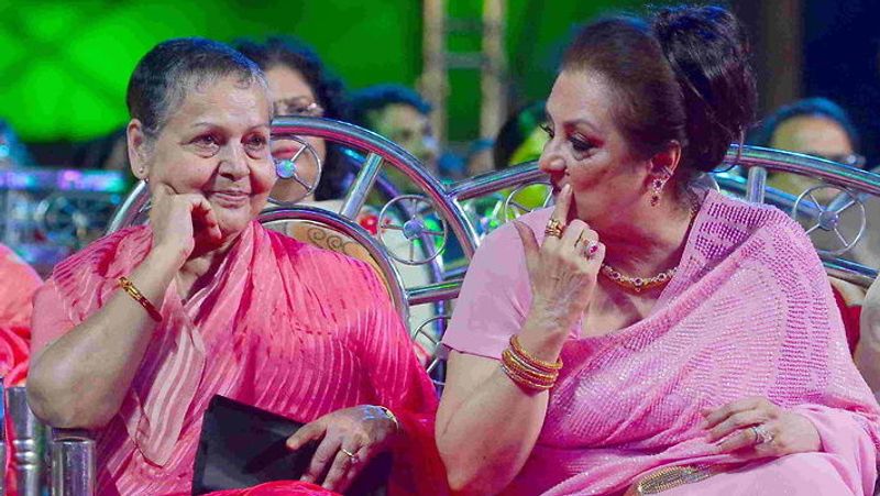 दोनों के रिश्तें में कड़वाहट आ गई थी। इतना ही नहीं गुलजार ने ने राखी की जमकर पिटाई भी की। कुछ ही दिनों बाद राखी ने गुलजार के मना करने के बाद भी फिल्में साइन करना शुरू कर दी। इसके बाद दोनों के रास्ते अलग हो गए।